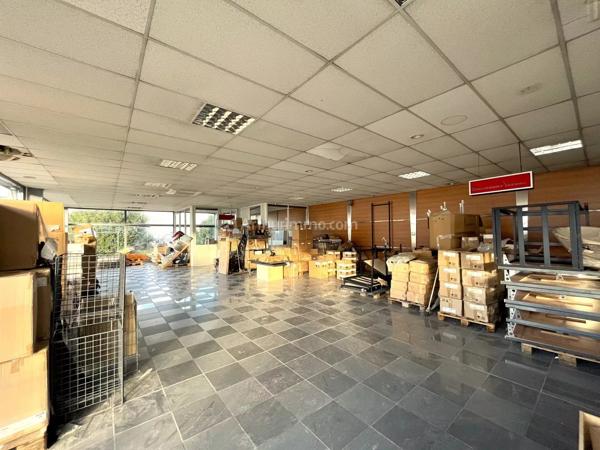 Location                                                      Local commercial
                        
                     6 pièces                      750 m2                     à Voglans