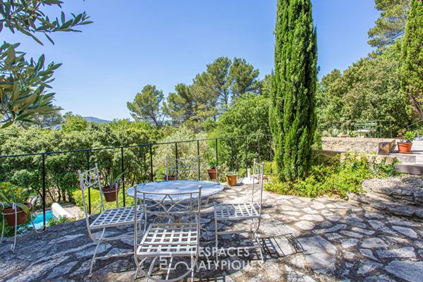 Dans un écrin de verdure, maison de caractère avec vue panoramique