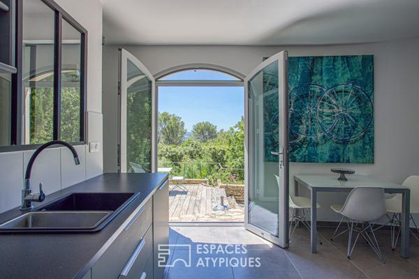 Dans un écrin de verdure, maison de caractère avec vue panoramique