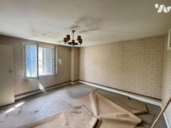 IMMEUBLE DE RAPPORT À RÉNOVER – 4 LOGEMENTS + GARAGES – SARRAS (07370)