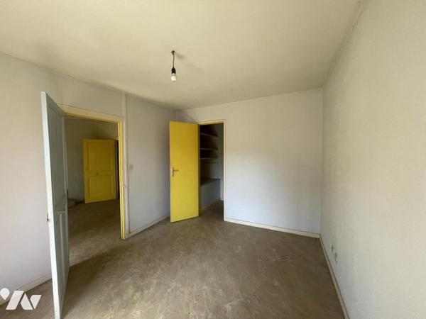 IMMEUBLE DE RAPPORT À RÉNOVER – 4 LOGEMENTS + GARAGES – SARRAS (07370)