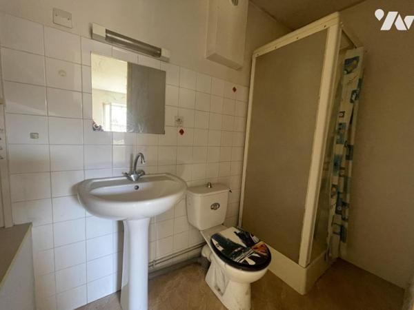 IMMEUBLE DE RAPPORT À RÉNOVER – 4 LOGEMENTS + GARAGES – SARRAS (07370)