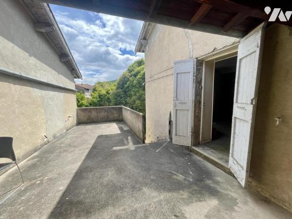 IMMEUBLE DE RAPPORT À RÉNOVER – 4 LOGEMENTS + GARAGES – SARRAS (07370)
