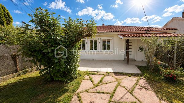 Située dans le quartier de Chemin Long à Mérignac, cette maison de 79 m² prend place sur une parcelle de 281 m² et bénéficie d'une situation idéale, à proximité des écoles, commerces, transports et principaux axes de circulation.

L'entrée s'ouvre sur une agréable pièce de vie d'environ 30 m² exposée sud-ouest, offrant une belle luminosité tout au long de la journée. La maison propose également une cuisine, trois chambres aux surfaces confortables comprises entre 9,20 m² et 14 m², une salle d'eau, un WC indépendant ainsi qu'un cellier.

La parcelle de 281 m² accueille, un jardin à l'avant ainsi qu'un jardin à l'arrière, permettant de profiter pleinement des beaux jours. Un cabanon complète l'ensemble.
Côté jardin, laissez libre cours à votre imagination pour aménager cet espace selon vos envies.

La maison est équipée de menuiseries en double vitrage et d'un chauffage individuel au gaz naturel avec thermostat.

Son emplacement, son agencement fonctionnel et ses espaces extérieurs en font une opportunité idéale pour un premier achat, une famille ou un projet de résidence principale dans un secteur apprécié de Mérignac.

Pour toute information complémentaire ou organiser une visite, contactez-moi.