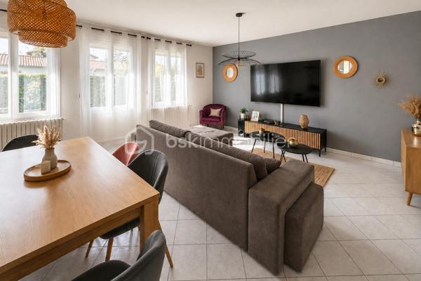 Située dans le quartier de Chemin Long à Mérignac, cette maison de 79 m² prend place sur une parcelle de 281 m² et bénéficie d'une situation idéale, à proximité des écoles, commerces, transports et principaux axes de circulation.

L'entrée s'ouvre sur une agréable pièce de vie d'environ 30 m² exposée sud-ouest, offrant une belle luminosité tout au long de la journée. La maison propose également une cuisine, trois chambres aux surfaces confortables comprises entre 9,20 m² et 14 m², une salle d'eau, un WC indépendant ainsi qu'un cellier.

La parcelle de 281 m² accueille, un jardin à l'avant ainsi qu'un jardin à l'arrière, permettant de profiter pleinement des beaux jours. Un cabanon complète l'ensemble.
Côté jardin, laissez libre cours à votre imagination pour aménager cet espace selon vos envies.

La maison est équipée de menuiseries en double vitrage et d'un chauffage individuel au gaz naturel avec thermostat.

Son emplacement, son agencement fonctionnel et ses espaces extérieurs en font une opportunité idéale pour un premier achat, une famille ou un projet de résidence principale dans un secteur apprécié de Mérignac.

Pour toute information complémentaire ou organiser une visite, contactez-moi.