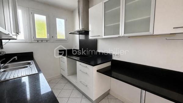 Située dans le quartier de Chemin Long à Mérignac, cette maison de 79 m² prend place sur une parcelle de 281 m² et bénéficie d'une situation idéale, à proximité des écoles, commerces, transports et principaux axes de circulation.

L'entrée s'ouvre sur une agréable pièce de vie d'environ 30 m² exposée sud-ouest, offrant une belle luminosité tout au long de la journée. La maison propose également une cuisine, trois chambres aux surfaces confortables comprises entre 9,20 m² et 14 m², une salle d'eau, un WC indépendant ainsi qu'un cellier.

La parcelle de 281 m² accueille, un jardin à l'avant ainsi qu'un jardin à l'arrière, permettant de profiter pleinement des beaux jours. Un cabanon complète l'ensemble.
Côté jardin, laissez libre cours à votre imagination pour aménager cet espace selon vos envies.

La maison est équipée de menuiseries en double vitrage et d'un chauffage individuel au gaz naturel avec thermostat.

Son emplacement, son agencement fonctionnel et ses espaces extérieurs en font une opportunité idéale pour un premier achat, une famille ou un projet de résidence principale dans un secteur apprécié de Mérignac.

Pour toute information complémentaire ou organiser une visite, contactez-moi.