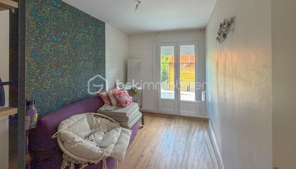 Située dans le quartier de Chemin Long à Mérignac, cette maison de 79 m² prend place sur une parcelle de 281 m² et bénéficie d'une situation idéale, à proximité des écoles, commerces, transports et principaux axes de circulation.

L'entrée s'ouvre sur une agréable pièce de vie d'environ 30 m² exposée sud-ouest, offrant une belle luminosité tout au long de la journée. La maison propose également une cuisine, trois chambres aux surfaces confortables comprises entre 9,20 m² et 14 m², une salle d'eau, un WC indépendant ainsi qu'un cellier.

La parcelle de 281 m² accueille, un jardin à l'avant ainsi qu'un jardin à l'arrière, permettant de profiter pleinement des beaux jours. Un cabanon complète l'ensemble.
Côté jardin, laissez libre cours à votre imagination pour aménager cet espace selon vos envies.

La maison est équipée de menuiseries en double vitrage et d'un chauffage individuel au gaz naturel avec thermostat.

Son emplacement, son agencement fonctionnel et ses espaces extérieurs en font une opportunité idéale pour un premier achat, une famille ou un projet de résidence principale dans un secteur apprécié de Mérignac.

Pour toute information complémentaire ou organiser une visite, contactez-moi.