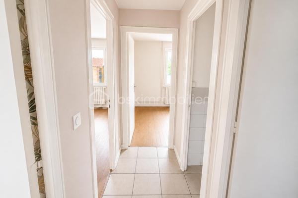 Située dans le quartier de Chemin Long à Mérignac, cette maison de 79 m² prend place sur une parcelle de 281 m² et bénéficie d'une situation idéale, à proximité des écoles, commerces, transports et principaux axes de circulation.

L'entrée s'ouvre sur une agréable pièce de vie d'environ 30 m² exposée sud-ouest, offrant une belle luminosité tout au long de la journée. La maison propose également une cuisine, trois chambres aux surfaces confortables comprises entre 9,20 m² et 14 m², une salle d'eau, un WC indépendant ainsi qu'un cellier.

La parcelle de 281 m² accueille, un jardin à l'avant ainsi qu'un jardin à l'arrière, permettant de profiter pleinement des beaux jours. Un cabanon complète l'ensemble.
Côté jardin, laissez libre cours à votre imagination pour aménager cet espace selon vos envies.

La maison est équipée de menuiseries en double vitrage et d'un chauffage individuel au gaz naturel avec thermostat.

Son emplacement, son agencement fonctionnel et ses espaces extérieurs en font une opportunité idéale pour un premier achat, une famille ou un projet de résidence principale dans un secteur apprécié de Mérignac.

Pour toute information complémentaire ou organiser une visite, contactez-moi.