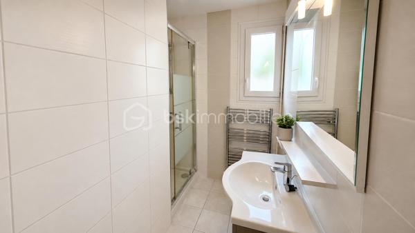 Située dans le quartier de Chemin Long à Mérignac, cette maison de 79 m² prend place sur une parcelle de 281 m² et bénéficie d'une situation idéale, à proximité des écoles, commerces, transports et principaux axes de circulation.

L'entrée s'ouvre sur une agréable pièce de vie d'environ 30 m² exposée sud-ouest, offrant une belle luminosité tout au long de la journée. La maison propose également une cuisine, trois chambres aux surfaces confortables comprises entre 9,20 m² et 14 m², une salle d'eau, un WC indépendant ainsi qu'un cellier.

La parcelle de 281 m² accueille, un jardin à l'avant ainsi qu'un jardin à l'arrière, permettant de profiter pleinement des beaux jours. Un cabanon complète l'ensemble.
Côté jardin, laissez libre cours à votre imagination pour aménager cet espace selon vos envies.

La maison est équipée de menuiseries en double vitrage et d'un chauffage individuel au gaz naturel avec thermostat.

Son emplacement, son agencement fonctionnel et ses espaces extérieurs en font une opportunité idéale pour un premier achat, une famille ou un projet de résidence principale dans un secteur apprécié de Mérignac.

Pour toute information complémentaire ou organiser une visite, contactez-moi.