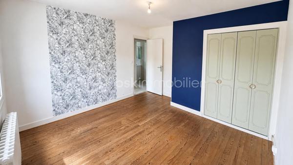 Située dans le quartier de Chemin Long à Mérignac, cette maison de 79 m² prend place sur une parcelle de 281 m² et bénéficie d'une situation idéale, à proximité des écoles, commerces, transports et principaux axes de circulation.

L'entrée s'ouvre sur une agréable pièce de vie d'environ 30 m² exposée sud-ouest, offrant une belle luminosité tout au long de la journée. La maison propose également une cuisine, trois chambres aux surfaces confortables comprises entre 9,20 m² et 14 m², une salle d'eau, un WC indépendant ainsi qu'un cellier.

La parcelle de 281 m² accueille, un jardin à l'avant ainsi qu'un jardin à l'arrière, permettant de profiter pleinement des beaux jours. Un cabanon complète l'ensemble.
Côté jardin, laissez libre cours à votre imagination pour aménager cet espace selon vos envies.

La maison est équipée de menuiseries en double vitrage et d'un chauffage individuel au gaz naturel avec thermostat.

Son emplacement, son agencement fonctionnel et ses espaces extérieurs en font une opportunité idéale pour un premier achat, une famille ou un projet de résidence principale dans un secteur apprécié de Mérignac.

Pour toute information complémentaire ou organiser une visite, contactez-moi.
