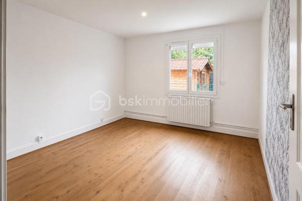 Située dans le quartier de Chemin Long à Mérignac, cette maison de 79 m² prend place sur une parcelle de 281 m² et bénéficie d'une situation idéale, à proximité des écoles, commerces, transports et principaux axes de circulation.

L'entrée s'ouvre sur une agréable pièce de vie d'environ 30 m² exposée sud-ouest, offrant une belle luminosité tout au long de la journée. La maison propose également une cuisine, trois chambres aux surfaces confortables comprises entre 9,20 m² et 14 m², une salle d'eau, un WC indépendant ainsi qu'un cellier.

La parcelle de 281 m² accueille, un jardin à l'avant ainsi qu'un jardin à l'arrière, permettant de profiter pleinement des beaux jours. Un cabanon complète l'ensemble.
Côté jardin, laissez libre cours à votre imagination pour aménager cet espace selon vos envies.

La maison est équipée de menuiseries en double vitrage et d'un chauffage individuel au gaz naturel avec thermostat.

Son emplacement, son agencement fonctionnel et ses espaces extérieurs en font une opportunité idéale pour un premier achat, une famille ou un projet de résidence principale dans un secteur apprécié de Mérignac.

Pour toute information complémentaire ou organiser une visite, contactez-moi.