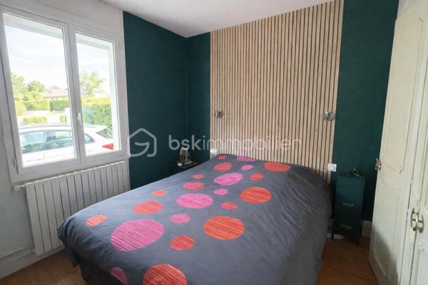 Située dans le quartier de Chemin Long à Mérignac, cette maison de 79 m² prend place sur une parcelle de 281 m² et bénéficie d'une situation idéale, à proximité des écoles, commerces, transports et principaux axes de circulation.

L'entrée s'ouvre sur une agréable pièce de vie d'environ 30 m² exposée sud-ouest, offrant une belle luminosité tout au long de la journée. La maison propose également une cuisine, trois chambres aux surfaces confortables comprises entre 9,20 m² et 14 m², une salle d'eau, un WC indépendant ainsi qu'un cellier.

La parcelle de 281 m² accueille, un jardin à l'avant ainsi qu'un jardin à l'arrière, permettant de profiter pleinement des beaux jours. Un cabanon complète l'ensemble.
Côté jardin, laissez libre cours à votre imagination pour aménager cet espace selon vos envies.

La maison est équipée de menuiseries en double vitrage et d'un chauffage individuel au gaz naturel avec thermostat.

Son emplacement, son agencement fonctionnel et ses espaces extérieurs en font une opportunité idéale pour un premier achat, une famille ou un projet de résidence principale dans un secteur apprécié de Mérignac.

Pour toute information complémentaire ou organiser une visite, contactez-moi.