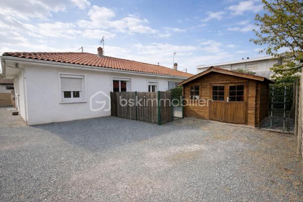 Située dans le quartier de Chemin Long à Mérignac, cette maison de 79 m² prend place sur une parcelle de 281 m² et bénéficie d'une situation idéale, à proximité des écoles, commerces, transports et principaux axes de circulation.

L'entrée s'ouvre sur une agréable pièce de vie d'environ 30 m² exposée sud-ouest, offrant une belle luminosité tout au long de la journée. La maison propose également une cuisine, trois chambres aux surfaces confortables comprises entre 9,20 m² et 14 m², une salle d'eau, un WC indépendant ainsi qu'un cellier.

La parcelle de 281 m² accueille, un jardin à l'avant ainsi qu'un jardin à l'arrière, permettant de profiter pleinement des beaux jours. Un cabanon complète l'ensemble.
Côté jardin, laissez libre cours à votre imagination pour aménager cet espace selon vos envies.

La maison est équipée de menuiseries en double vitrage et d'un chauffage individuel au gaz naturel avec thermostat.

Son emplacement, son agencement fonctionnel et ses espaces extérieurs en font une opportunité idéale pour un premier achat, une famille ou un projet de résidence principale dans un secteur apprécié de Mérignac.

Pour toute information complémentaire ou organiser une visite, contactez-moi.