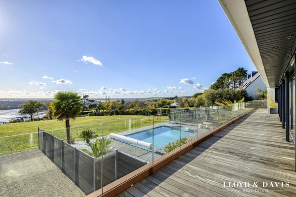 Villa d'Architecte · 370 m² · Vue Panoramique · Piscine · Terrain 4 348 m² — À 10 min du Cœur de Nantes