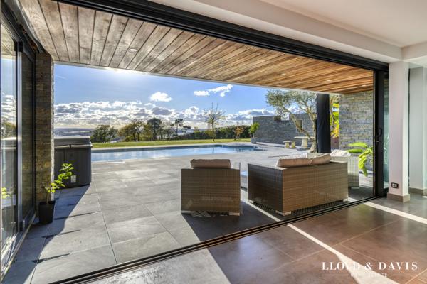 Villa d'Architecte · 370 m² · Vue Panoramique · Piscine · Terrain 4 348 m² — À 10 min du Cœur de Nantes