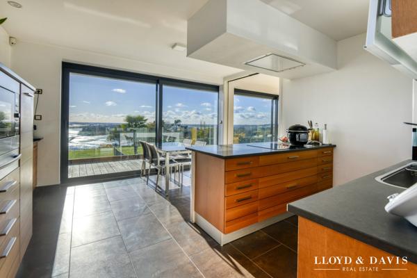 Villa d'Architecte · 370 m² · Vue Panoramique · Piscine · Terrain 4 348 m² — À 10 min du Cœur de Nantes