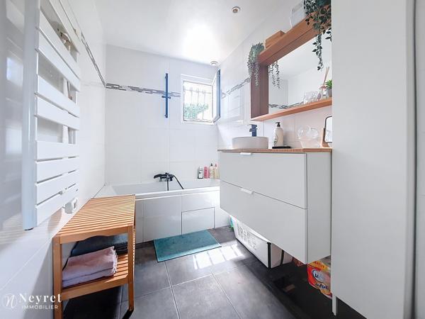 – 125 m² - 3 chambres 1 bureau- sous-sol – Terrain 1157 m²- piscine
