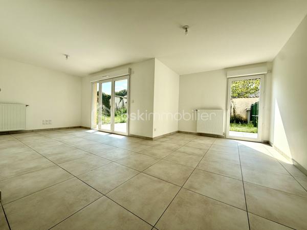 BAYARD IMMOBILIER vous invite à découvrir ce superbe appartement T4 neuf de 78 m² avec terrasses et jardin (entretenu par la copropriété), situé en rez-de-chaussée, à proximité des commerces, écoles et transports.   

Il se compose d’une belle pièce de vie lumineuse s’ouvrant sur une terrasse de 22,4 m² et d'un jardin privatif de 234,6 m² sans vis-à-vis et au calme.
Le coin nuit dispose de 3 chambres dont une avec terrasse, d'une salle de bains moderne, d'une buanderie et d'un toilette indépendant avec lave-mains.  

Un garage boxé en sous-sol est disponible en sus du prix.  

Les + : Emplacement idéal à proximité des commerces, transports et écoles, confort moderne et prestations de qualité, très bon diagnostic de performance énergétique, livraison immédiate, frais de notaire réduits, visiophone, local vélos…

D'autres lots disponibles, consultez-nous pour plus d'informations !