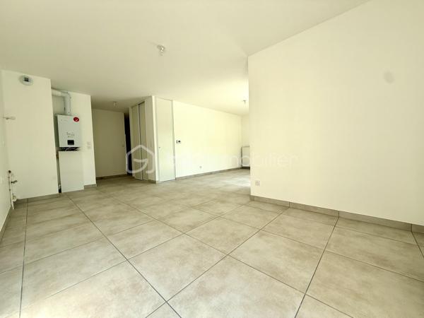 BAYARD IMMOBILIER vous invite à découvrir ce superbe appartement T4 neuf de 78 m² avec terrasses et jardin (entretenu par la copropriété), situé en rez-de-chaussée, à proximité des commerces, écoles et transports.   

Il se compose d’une belle pièce de vie lumineuse s’ouvrant sur une terrasse de 22,4 m² et d'un jardin privatif de 234,6 m² sans vis-à-vis et au calme.
Le coin nuit dispose de 3 chambres dont une avec terrasse, d'une salle de bains moderne, d'une buanderie et d'un toilette indépendant avec lave-mains.  

Un garage boxé en sous-sol est disponible en sus du prix.  

Les + : Emplacement idéal à proximité des commerces, transports et écoles, confort moderne et prestations de qualité, très bon diagnostic de performance énergétique, livraison immédiate, frais de notaire réduits, visiophone, local vélos…

D'autres lots disponibles, consultez-nous pour plus d'informations !