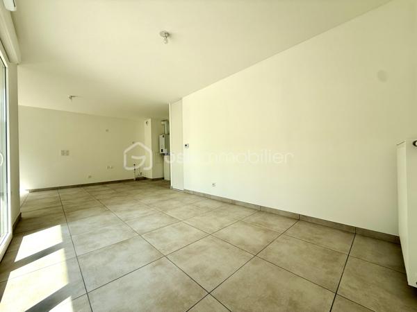 BAYARD IMMOBILIER vous invite à découvrir ce superbe appartement T4 neuf de 78 m² avec terrasses et jardin (entretenu par la copropriété), situé en rez-de-chaussée, à proximité des commerces, écoles et transports.   

Il se compose d’une belle pièce de vie lumineuse s’ouvrant sur une terrasse de 22,4 m² et d'un jardin privatif de 234,6 m² sans vis-à-vis et au calme.
Le coin nuit dispose de 3 chambres dont une avec terrasse, d'une salle de bains moderne, d'une buanderie et d'un toilette indépendant avec lave-mains.  

Un garage boxé en sous-sol est disponible en sus du prix.  

Les + : Emplacement idéal à proximité des commerces, transports et écoles, confort moderne et prestations de qualité, très bon diagnostic de performance énergétique, livraison immédiate, frais de notaire réduits, visiophone, local vélos…

D'autres lots disponibles, consultez-nous pour plus d'informations !