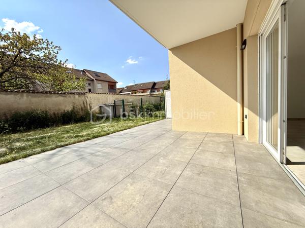 BAYARD IMMOBILIER vous invite à découvrir ce superbe appartement T4 neuf de 78 m² avec terrasses et jardin (entretenu par la copropriété), situé en rez-de-chaussée, à proximité des commerces, écoles et transports.   

Il se compose d’une belle pièce de vie lumineuse s’ouvrant sur une terrasse de 22,4 m² et d'un jardin privatif de 234,6 m² sans vis-à-vis et au calme.
Le coin nuit dispose de 3 chambres dont une avec terrasse, d'une salle de bains moderne, d'une buanderie et d'un toilette indépendant avec lave-mains.  

Un garage boxé en sous-sol est disponible en sus du prix.  

Les + : Emplacement idéal à proximité des commerces, transports et écoles, confort moderne et prestations de qualité, très bon diagnostic de performance énergétique, livraison immédiate, frais de notaire réduits, visiophone, local vélos…

D'autres lots disponibles, consultez-nous pour plus d'informations !