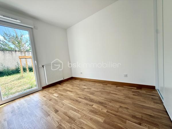 BAYARD IMMOBILIER vous invite à découvrir ce superbe appartement T4 neuf de 78 m² avec terrasses et jardin (entretenu par la copropriété), situé en rez-de-chaussée, à proximité des commerces, écoles et transports.   

Il se compose d’une belle pièce de vie lumineuse s’ouvrant sur une terrasse de 22,4 m² et d'un jardin privatif de 234,6 m² sans vis-à-vis et au calme.
Le coin nuit dispose de 3 chambres dont une avec terrasse, d'une salle de bains moderne, d'une buanderie et d'un toilette indépendant avec lave-mains.  

Un garage boxé en sous-sol est disponible en sus du prix.  

Les + : Emplacement idéal à proximité des commerces, transports et écoles, confort moderne et prestations de qualité, très bon diagnostic de performance énergétique, livraison immédiate, frais de notaire réduits, visiophone, local vélos…

D'autres lots disponibles, consultez-nous pour plus d'informations !
