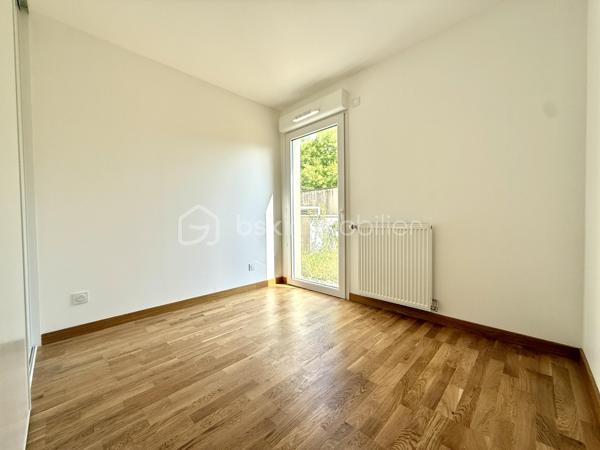 BAYARD IMMOBILIER vous invite à découvrir ce superbe appartement T4 neuf de 78 m² avec terrasses et jardin (entretenu par la copropriété), situé en rez-de-chaussée, à proximité des commerces, écoles et transports.   

Il se compose d’une belle pièce de vie lumineuse s’ouvrant sur une terrasse de 22,4 m² et d'un jardin privatif de 234,6 m² sans vis-à-vis et au calme.
Le coin nuit dispose de 3 chambres dont une avec terrasse, d'une salle de bains moderne, d'une buanderie et d'un toilette indépendant avec lave-mains.  

Un garage boxé en sous-sol est disponible en sus du prix.  

Les + : Emplacement idéal à proximité des commerces, transports et écoles, confort moderne et prestations de qualité, très bon diagnostic de performance énergétique, livraison immédiate, frais de notaire réduits, visiophone, local vélos…

D'autres lots disponibles, consultez-nous pour plus d'informations !
