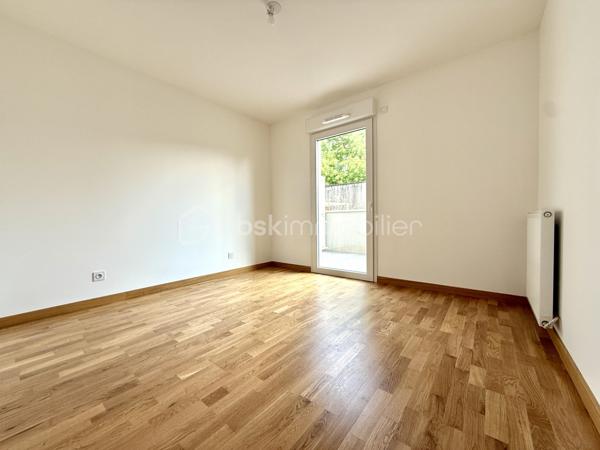 BAYARD IMMOBILIER vous invite à découvrir ce superbe appartement T4 neuf de 78 m² avec terrasses et jardin (entretenu par la copropriété), situé en rez-de-chaussée, à proximité des commerces, écoles et transports.   

Il se compose d’une belle pièce de vie lumineuse s’ouvrant sur une terrasse de 22,4 m² et d'un jardin privatif de 234,6 m² sans vis-à-vis et au calme.
Le coin nuit dispose de 3 chambres dont une avec terrasse, d'une salle de bains moderne, d'une buanderie et d'un toilette indépendant avec lave-mains.  

Un garage boxé en sous-sol est disponible en sus du prix.  

Les + : Emplacement idéal à proximité des commerces, transports et écoles, confort moderne et prestations de qualité, très bon diagnostic de performance énergétique, livraison immédiate, frais de notaire réduits, visiophone, local vélos…

D'autres lots disponibles, consultez-nous pour plus d'informations !