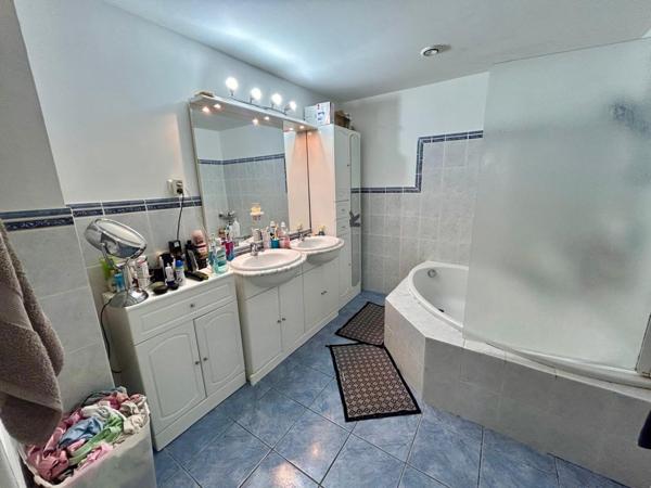 Appartement à GRIMAUD, 83310 - 5 pièces 149m²