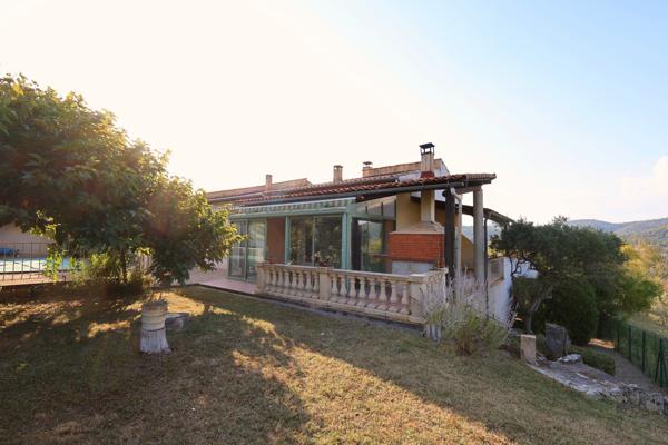 Maison T6 avec garages et piscine - Manosque - Réf. 535-M