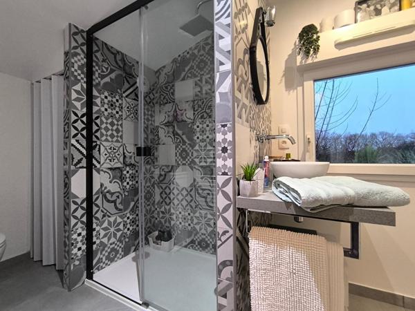 Magnifique et grande propriété 8 pièces, 5 chambres avec jardin paysagé au coeur du pays des achards