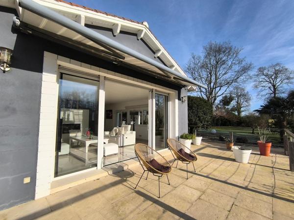 Magnifique et grande propriété 8 pièces, 5 chambres avec jardin paysagé au coeur du pays des achards