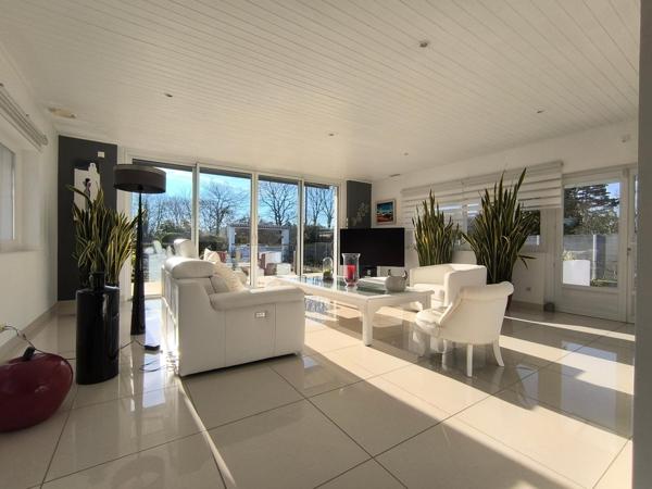 Magnifique et grande propriété 8 pièces, 5 chambres avec jardin paysagé au coeur du pays des achards