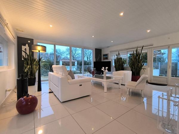 Magnifique et grande propriété 8 pièces, 5 chambres avec jardin paysagé au coeur du pays des achards