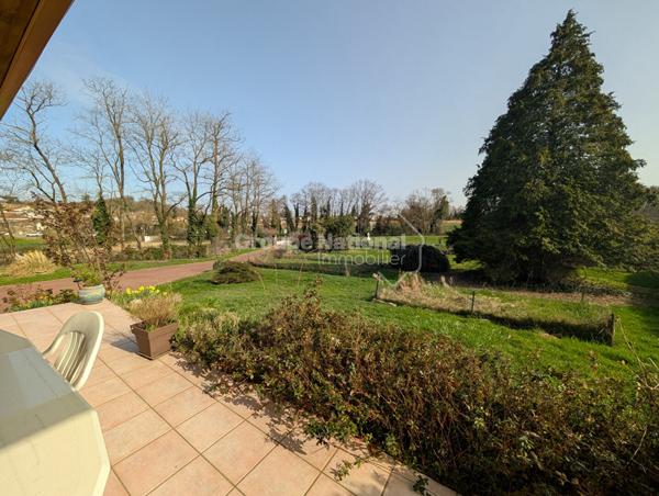 Villa sur 3 407 m² de terrain, sous-sol complet, fort potentiel , Genas