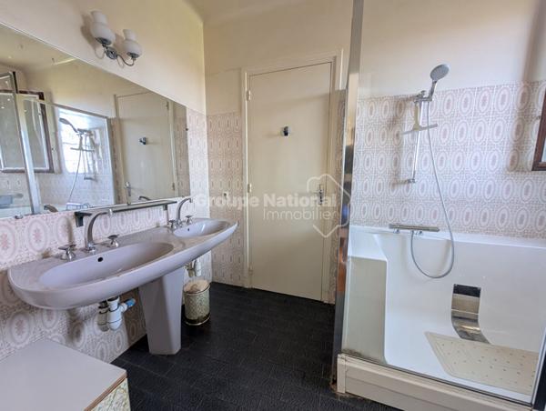 Villa sur 3 407 m² de terrain, sous-sol complet, fort potentiel , Genas