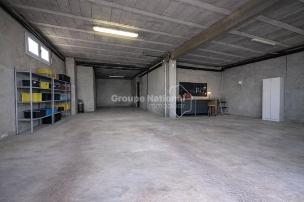 Villa sur 3 407 m² de terrain, sous-sol complet, fort potentiel , Genas