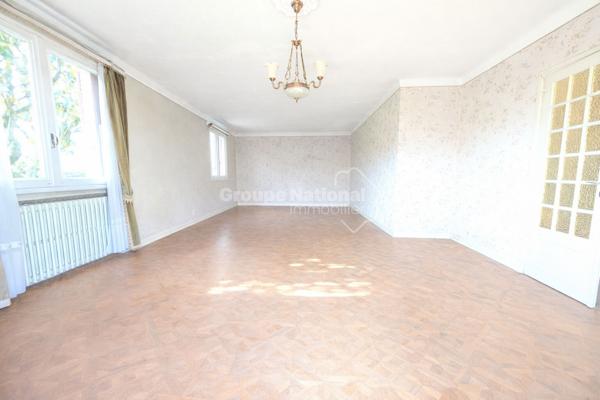 Villa sur 3 407 m² de terrain, sous-sol complet, fort potentiel , Genas