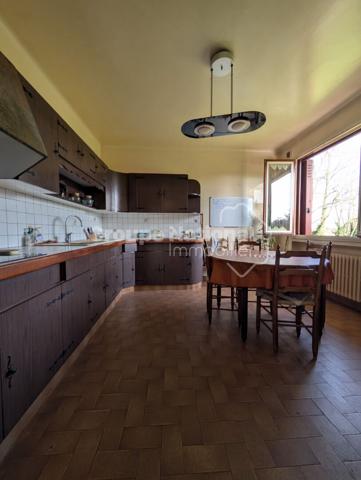 Villa sur 3 407 m² de terrain, sous-sol complet, fort potentiel , Genas
