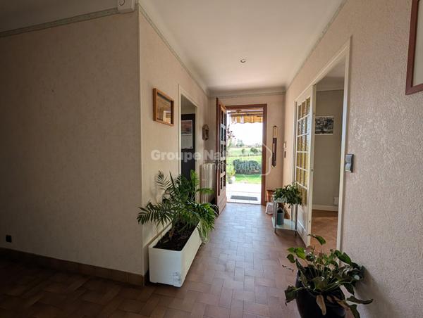 Villa sur 3 407 m² de terrain, sous-sol complet, fort potentiel , Genas