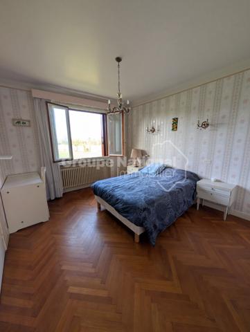 Villa sur 3 407 m² de terrain, sous-sol complet, fort potentiel , Genas