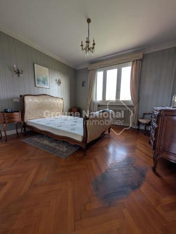 Villa sur 3 407 m² de terrain, sous-sol complet, fort potentiel , Genas