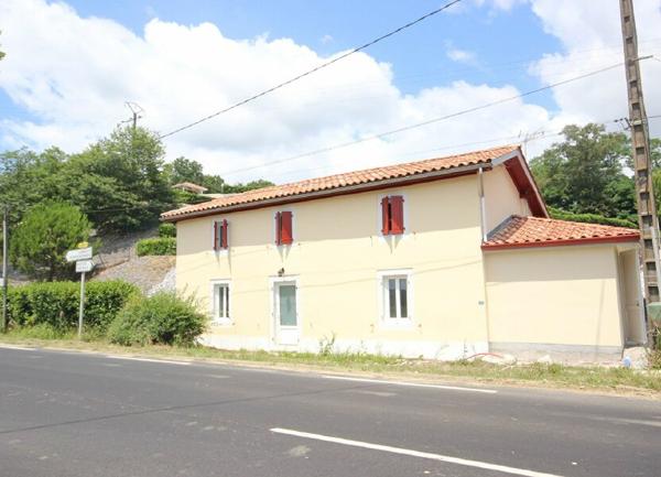 Maison à louer    3 pièces •  Habas