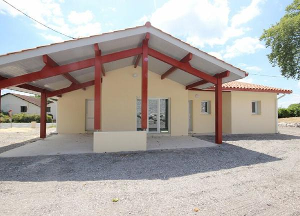 Maison à louer    3 pièces •  Habas