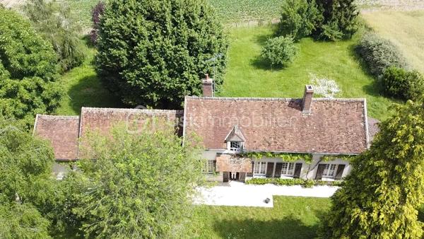 // Visite virtuelle sur demande //

Proche de Beaune-la-Rolande, venez découvrir cette longère située dans un environnement reculé et calme.

Elle comprend une entrée ouvrant sur un salon-séjour avec four à pain, une cuisine aménagée donnant sur le jardin, un WC, une buanderie, un bureau, une salle d’eau ainsi qu’une chambre.

À l’étage, vous trouverez deux chambres, une salle de jeux pouvant également faire office de bureau, ainsi qu’un WC avec lave-mains.

À l’extérieur, la propriété dispose d’un garage attenant, d’un atelier et d’une remise.

Plusieurs travaux de rénovation sont à prévoir, mais le charme de l’ancien a été préservé.

Une visite ?
