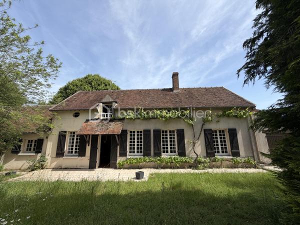 // Visite virtuelle sur demande //

Proche de Beaune-la-Rolande, venez découvrir cette longère située dans un environnement reculé et calme.

Elle comprend une entrée ouvrant sur un salon-séjour avec four à pain, une cuisine aménagée donnant sur le jardin, un WC, une buanderie, un bureau, une salle d’eau ainsi qu’une chambre.

À l’étage, vous trouverez deux chambres, une salle de jeux pouvant également faire office de bureau, ainsi qu’un WC avec lave-mains.

À l’extérieur, la propriété dispose d’un garage attenant, d’un atelier et d’une remise.

Plusieurs travaux de rénovation sont à prévoir, mais le charme de l’ancien a été préservé.

Une visite ?