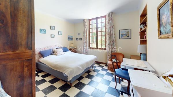 // Visite virtuelle sur demande //

Proche de Beaune-la-Rolande, venez découvrir cette longère située dans un environnement reculé et calme.

Elle comprend une entrée ouvrant sur un salon-séjour avec four à pain, une cuisine aménagée donnant sur le jardin, un WC, une buanderie, un bureau, une salle d’eau ainsi qu’une chambre.

À l’étage, vous trouverez deux chambres, une salle de jeux pouvant également faire office de bureau, ainsi qu’un WC avec lave-mains.

À l’extérieur, la propriété dispose d’un garage attenant, d’un atelier et d’une remise.

Plusieurs travaux de rénovation sont à prévoir, mais le charme de l’ancien a été préservé.

Une visite ?