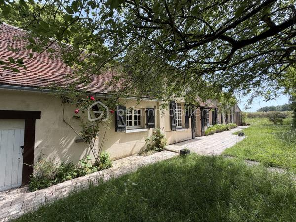 // Visite virtuelle sur demande //

Proche de Beaune-la-Rolande, venez découvrir cette longère située dans un environnement reculé et calme.

Elle comprend une entrée ouvrant sur un salon-séjour avec four à pain, une cuisine aménagée donnant sur le jardin, un WC, une buanderie, un bureau, une salle d’eau ainsi qu’une chambre.

À l’étage, vous trouverez deux chambres, une salle de jeux pouvant également faire office de bureau, ainsi qu’un WC avec lave-mains.

À l’extérieur, la propriété dispose d’un garage attenant, d’un atelier et d’une remise.

Plusieurs travaux de rénovation sont à prévoir, mais le charme de l’ancien a été préservé.

Une visite ?