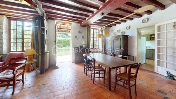 // Visite virtuelle sur demande //

Proche de Beaune-la-Rolande, venez découvrir cette longère située dans un environnement reculé et calme.

Elle comprend une entrée ouvrant sur un salon-séjour avec four à pain, une cuisine aménagée donnant sur le jardin, un WC, une buanderie, un bureau, une salle d’eau ainsi qu’une chambre.

À l’étage, vous trouverez deux chambres, une salle de jeux pouvant également faire office de bureau, ainsi qu’un WC avec lave-mains.

À l’extérieur, la propriété dispose d’un garage attenant, d’un atelier et d’une remise.

Plusieurs travaux de rénovation sont à prévoir, mais le charme de l’ancien a été préservé.

Une visite ?