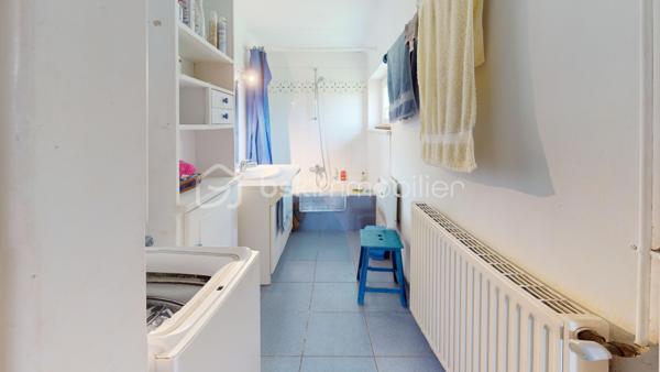 // Visite virtuelle sur demande //

Proche de Beaune-la-Rolande, venez découvrir cette longère située dans un environnement reculé et calme.

Elle comprend une entrée ouvrant sur un salon-séjour avec four à pain, une cuisine aménagée donnant sur le jardin, un WC, une buanderie, un bureau, une salle d’eau ainsi qu’une chambre.

À l’étage, vous trouverez deux chambres, une salle de jeux pouvant également faire office de bureau, ainsi qu’un WC avec lave-mains.

À l’extérieur, la propriété dispose d’un garage attenant, d’un atelier et d’une remise.

Plusieurs travaux de rénovation sont à prévoir, mais le charme de l’ancien a été préservé.

Une visite ?